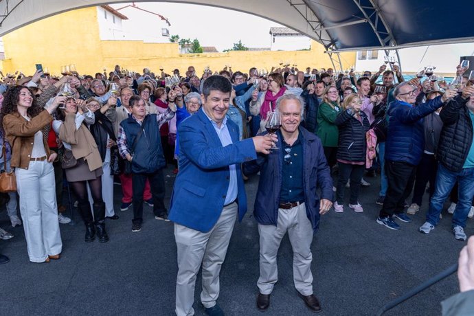 El exfutbolista y escritor Miguel Pardeza, capitán del Real Zaragoza de la Recopa, durante el brindis realizado en Cariñena este sábado, 10 de mayo, en el trigésimo aniversario del último título europeo del conjunto zaragocista.