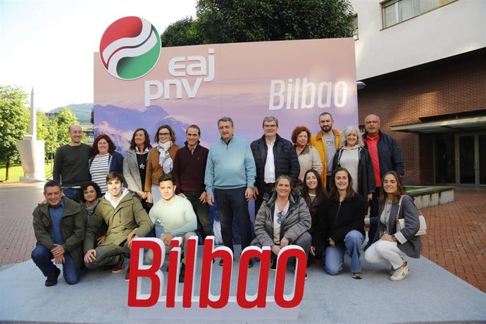 El presidente del EBB del PNV, Aitor Esteban, el alcalde de Bilbao, Juan Mari Aburto, y el presidente del BBB, Iñigo Ansola, en el acto con 'alderdikides' en Bilbao