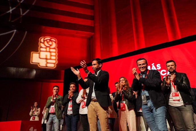 El nuevo secretario general del PSOE de la Provincia de Badajoz, Manuel Borrego, junto al líder de los socialistas en Extremadura, Miguel Ángel Gallardo, durante la clausura del 14 Congreso Provincial del PSOE de Badajoz
