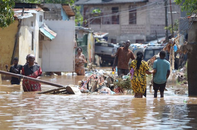 Archivo - KINSHASA, April 8, 2025  -- People walk through a flooded street in Kinshasa, capital of the Democratic Republic of the Congo (DRC), April 7, 2025. At least 33 people have been confirmed dead following heavy rains that flooded Kinshasa, authorit