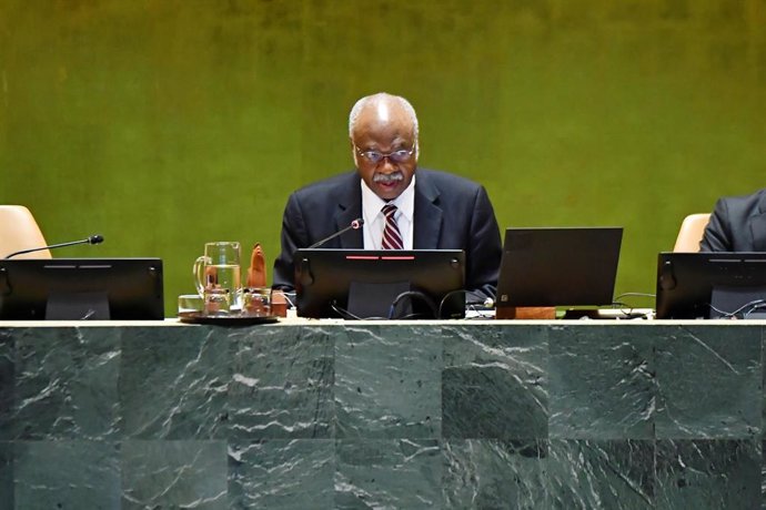 Archivo - El presidente de la Asamblea General de Naciones Unidas, Philemon Yang.