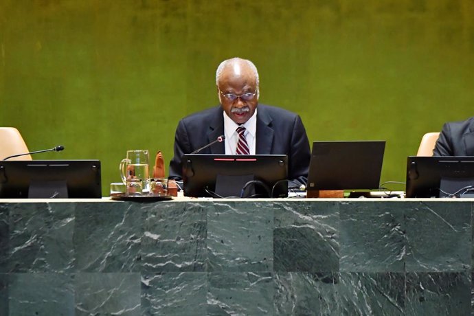 Archivo - UNITED NATIONS, Sept. 30, 2024  -- UNGA President Philemon Yang delivers concluding remarks during the General Debate of the 79th session of the United Nations General Assembly (UNGA) at the UN headquarters in New York, on Sept. 30, 2024. The Ge
