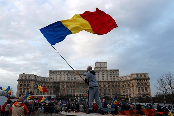 Archivo - BUCHAREST, March 11, 2025  -- People gather in front of Romania's Constitutional Court headquarters in Bucharest, Romania, on March 11, 2025. Romania's Constitutional Court (CCR) on Tuesday upheld the Central Electoral Bureau's (BEC) decision to