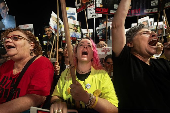 3 de maio de 2025, Tel Aviv, Israel: Manifestantes na Praça dos Reféns gritando de dor e tristeza pelo fim da guerra e pela libertação dos reféns durante a manifestação. As pessoas se manifestam contra o governo de Israel e exigem um acordo com os reféns.