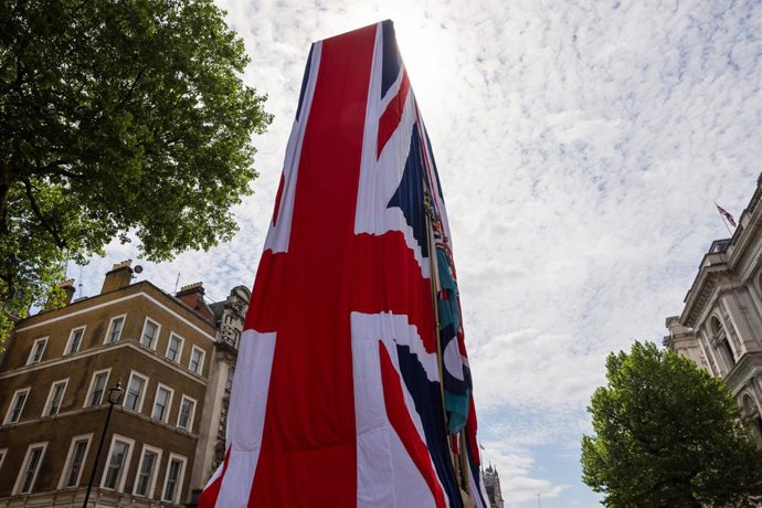 7 de maio de 2025, Londres, Reino Unido: O Cenotáfio em Whitehall é coberto por uma grande bandeira da União. É a primeira vez que o memorial de guerra é coberto por bandeiras da União desde que foi inaugurado pelo Rei George V em 1920.