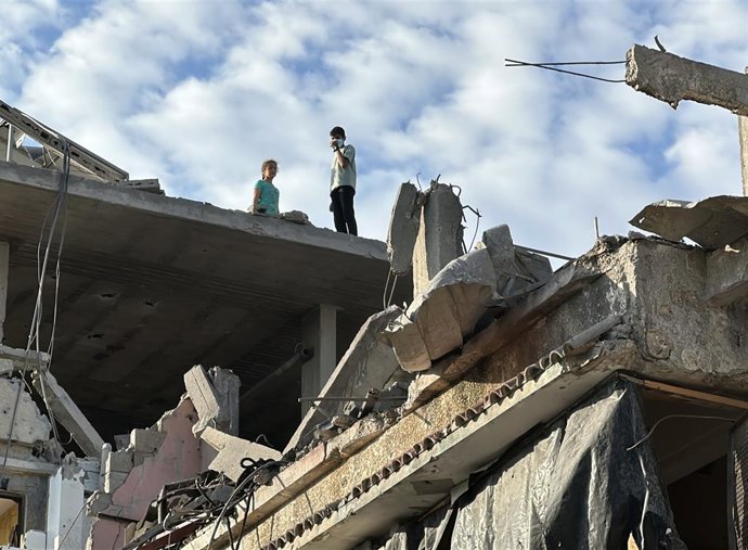 4 de maio de 2025, Khan Yunis, Faixa de Gaza, Território Palestino: Palestinos inspecionam os danos, após os ataques israelenses durante a noite, depois que o exército israelense bombardeou o centro de Khan Yunis, ao sul da Faixa de Gaza, em 4 de maio de 