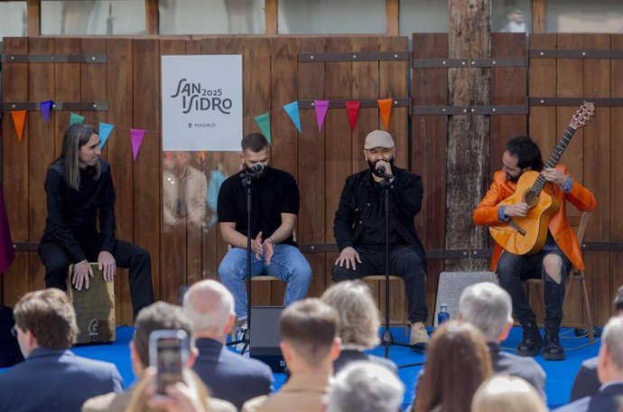 El grupo Gipsy Power Band actua durante la presentación de la programación de las Fiestas de San Isidro 2025, en el Museo de Artes y Tradiciones Populares, a 6 de mayo de 2025, en Madrid (España)