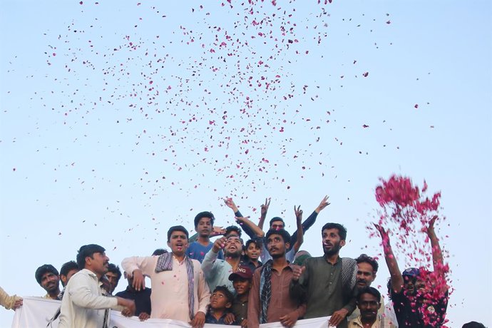 MULTAN, 10 de maio de 2025 -- O povo paquistanês comemora após o cessar-fogo entre o Paquistão e a Índia, em Multan, Paquistão, em 10 de maio de 2025. O vice-primeiro-ministro e ministro das Relações Exteriores do Paquistão, Ishaq Dar, disse no sábado que