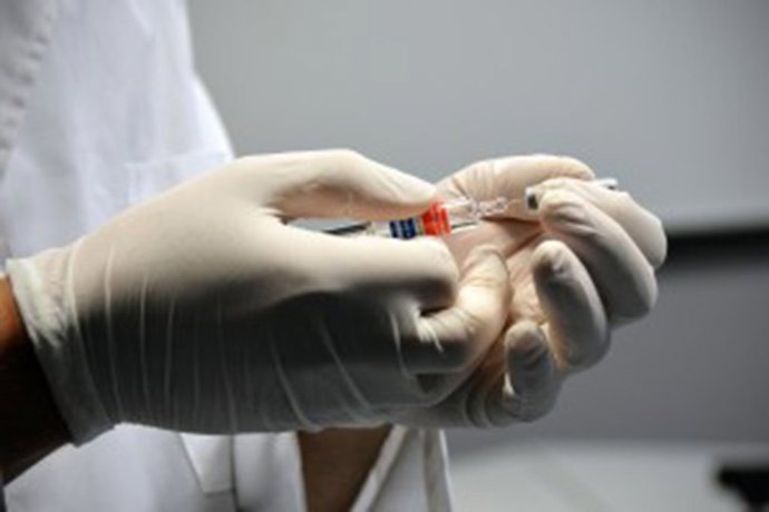 Archivo - Vacunas puestas por enfermeras