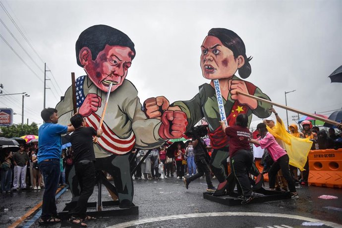 Archivo - Efigies del presidente filipino, Ferdinand Marcos Jr., y la vicepresidenta, SaraDuterte, durante una protesta en Filipinas.