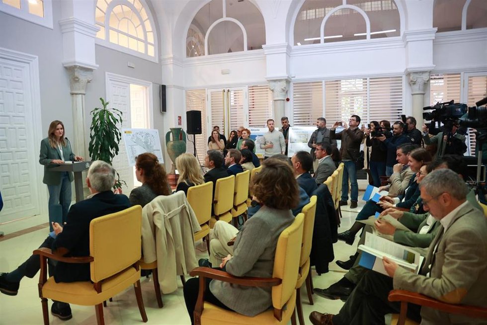 Archivo - La vicepresidenta Tercera del Gobierno y Ministra para la Transición Ecológica y el Reto Demográfico (Miteco), Sara Aagesen, en su reunión con los alcaldes del entorno de Doñana para conocer los proyectos asociados al Marco de Actuaciones.