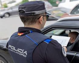 Policía Municipal de Madrid inspeccionando la documentación de un vehículo.