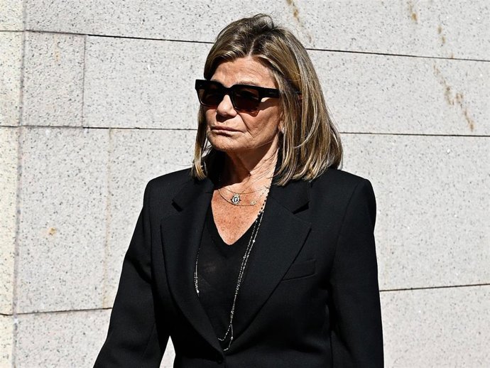 CARI LAPIQUE ACUDE AL TANATORIO DE ALFONSO DE BORBÓN Y ESCASANY