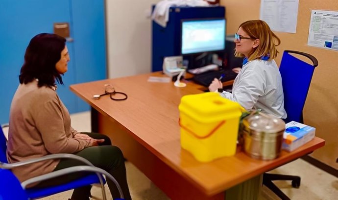 Enfermera atendiendo en consulta.