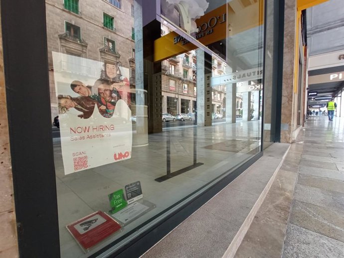 Archivo - Cartel anunciando contrataciones en un comercio del centro de Palma.