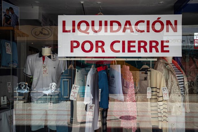 Archivo - El escaparate de un comercio anuncia 'liquidación por cierre' en una calle de Palma de Mallorca, a 16 de abril de 2024, en Palma de Mallorca, Mallorca, Baleares (España).