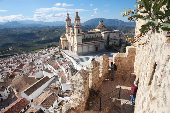 Archivo - Vista general de la Iglesia Parroquial Nuestra Señora de la Encarnación desde el castillo de Olvera en la sierra de Cádiz. 