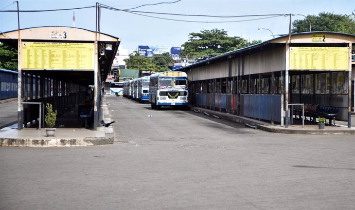 Archivo - COLOMBO, Sept. 22, 2024  -- This photo taken on Sept. 22, 2024 shows an empty bus station in Colombo, Sri Lanka. Sri Lanka has extended the curfew imposed in the country until noon on Sunday, Minister of Public Security Tiran Alles said. A curfe
