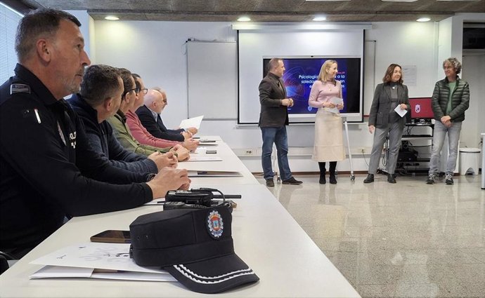 Los directores generales de Función Pública y Diálogo Social y de Administración Local, Micaela Martínez y Francisco Abril, durante una jornada de formación de policías locales.