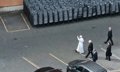 León XIV entra al Palacio del Santo Oficio y saluda a los fieles, antes de su primer Regina Caeli