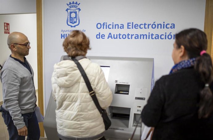 Archivo - Las oficinas de autotramitación han expedido casi 30.000 certificados de empadronamiento en poco más de un año.