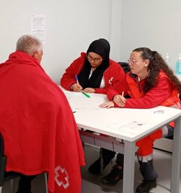 Rescatan una patera con 14 personas, entre ellas una menor de edad, a 40 millas de la costa de Alicante