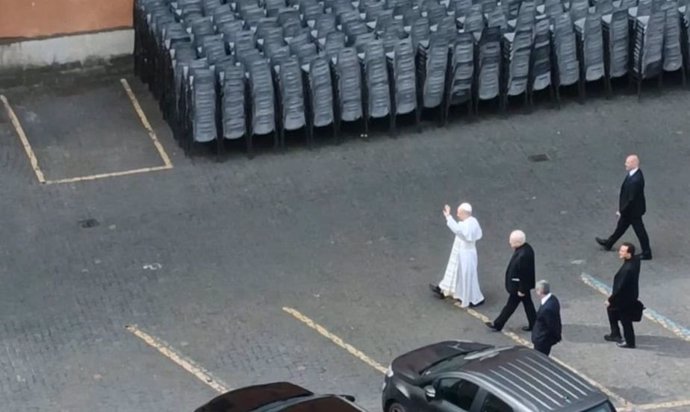 León XIV entra al Palacio del Santo Oficio y saluda a los fieles, antes de su primer Regina Caeli