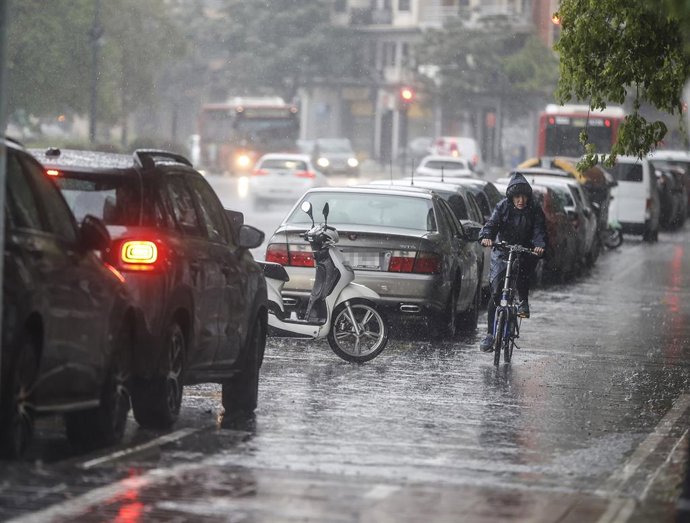Archivo - Arquivo - Uma pessoa anda de bicicleta na chuva em 3 de maio de 2022 em Valência, Valência, Espanha. Valência está passando por sua primavera mais úmida em um século e meio - com dados que remontam a 1864 - e as chuvas de hoje já deixaram 82,6% 