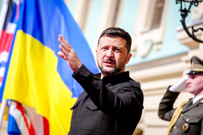 10 May 2025, Ukraine, Kiev: Ukrainian President Volodymyr Zelensky waits in front of St. Mary's Palace in Kyiv. The meeting with European leaders aims to push for a 30-day ceasefire. Photo: Kay Nietfeld/dpa