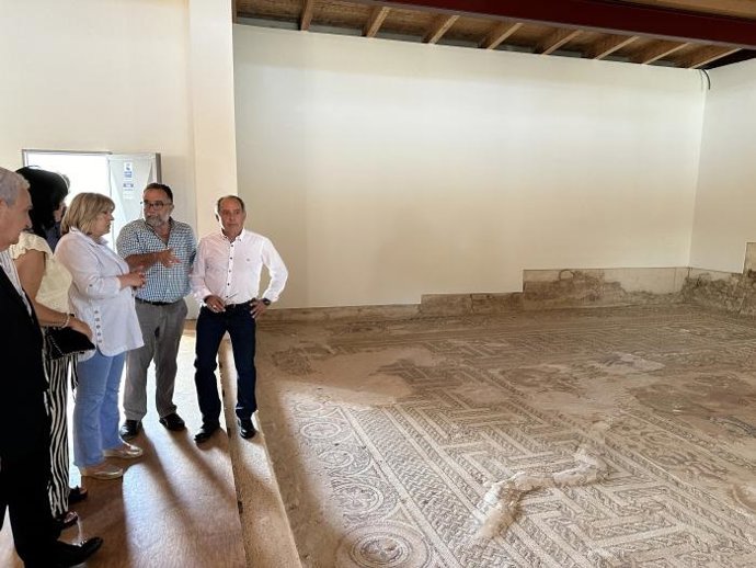 Visita de la consejera de Educación, Cultura y Deporte, Tomasa Hernández, a la villa romana de La Malena, en Azuara (Zaragoza).