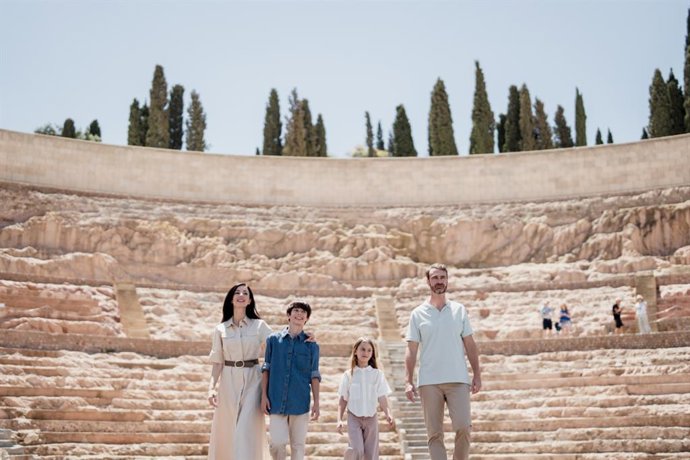 Una familia visita el Teatro Romano de Cartagena durante una estancia en la ciudad.