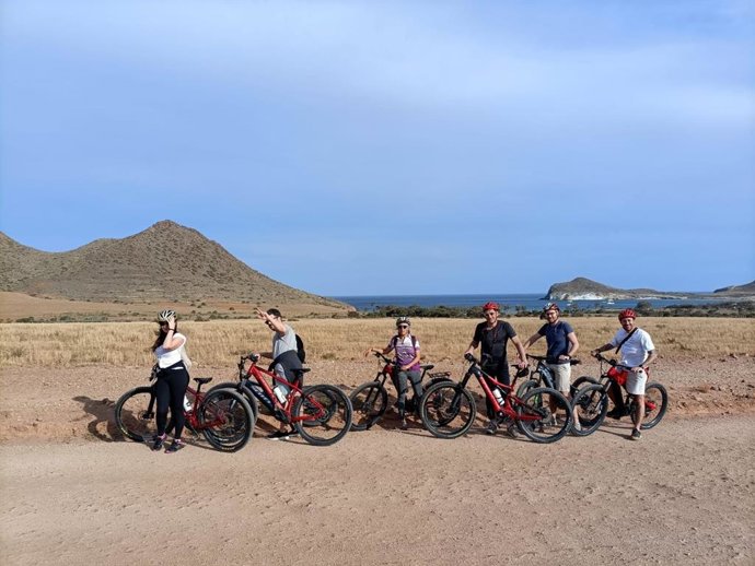 Participantes del viaje de prensa por Almería durante una ruta en bicicleta por el Parque Natural de Cabo de Gata-Níjar.