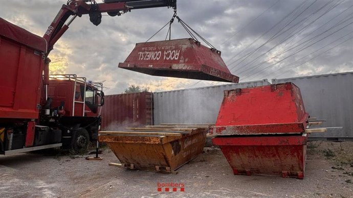 Retirada del cloro a contenedores en una zona segura para que se enfríe.