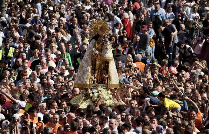 Cientos de personas durante el tradicional traslado de la imagen peregrina de la Virgen de los Desamparados, a 11 de mayo de 2025, en Valencia