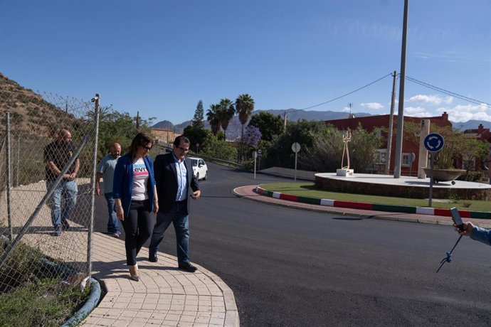 El diputado provincial de Fomento en Almería, Antonio Jesús Rodríguez, durante su visita a la mejora de los tres tramos de la carretera del Chuche en Benahadux.