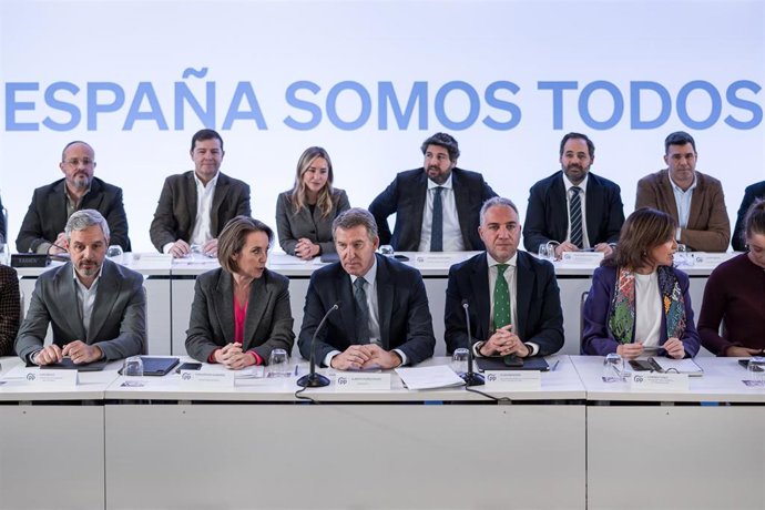 Archivo - (I-D) El diputado del PP Juan Bravo; la secretaria general del PP, Cuca Gamarra; el presidente del PP, Alberto Núñez Feijóo y el vicesecretario de Coordinación Autonómica y Local del PP, Elías Bendodo, durante una reunión del Comité Ejecutivo de