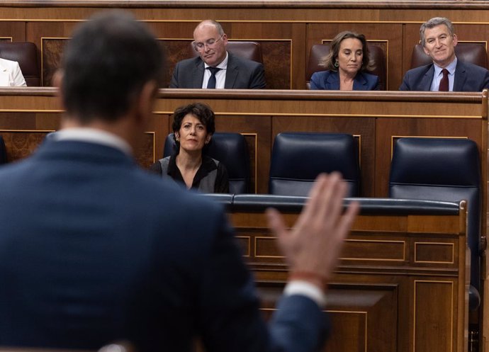 Archivo - (I-D) El portavoz del PP en el Congreso, Miguel Tellado; la secretaria general del PP, Cuca Gamarra y el presidente del PP, Alberto Núñez Feijóo, durante una sesión de control al Gobierno, en el Congreso de los Diputados, a 26 de marzo de 2025, 