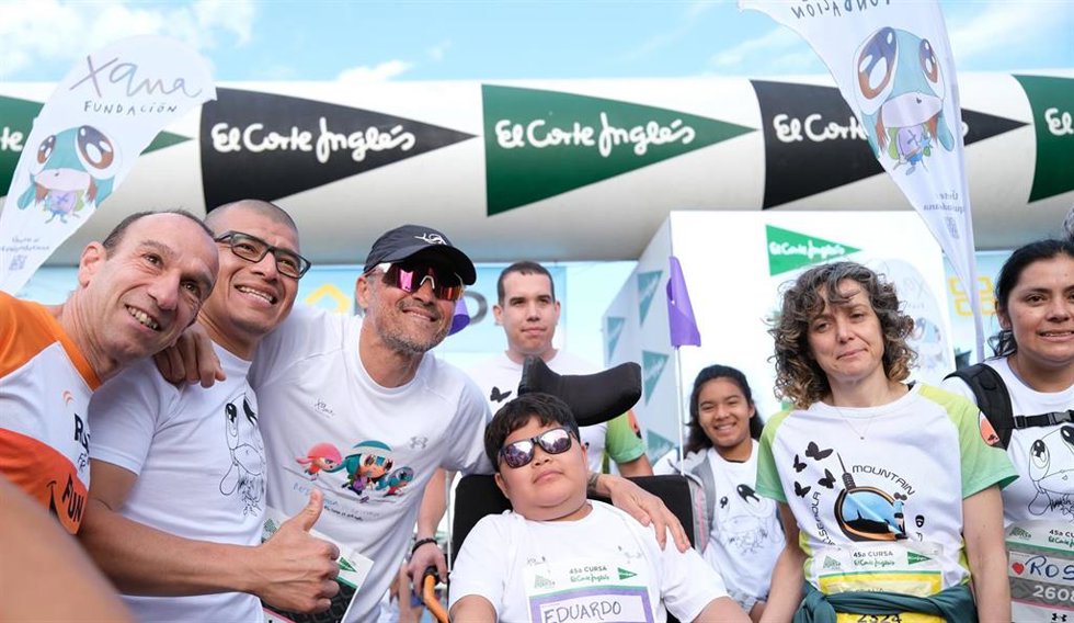 Luis Enrique con participantes en la Cursa de este año