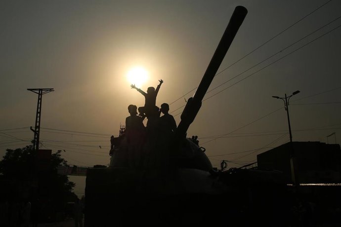 Celebraciones en Multan, Pakistán, por el alto el fuego con India en Cachemira