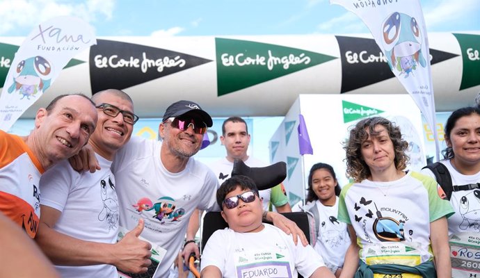 Luis Enrique amb participants en la Cursa d'aquest any