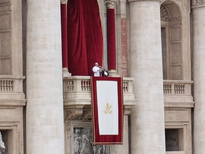 El Papa León XIV en su primer Regina Caeli, desde el balcón central de la Basílica de San Pedro.