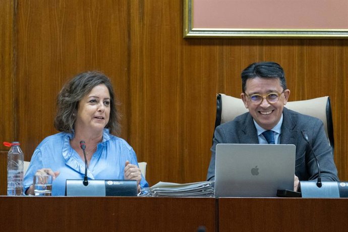 El parlamentario andaluz del Partido Popular de Almería, Manuel Guzmán, junto a la consejera de Sostenibilidad y Medio Ambiente, Catalina García.