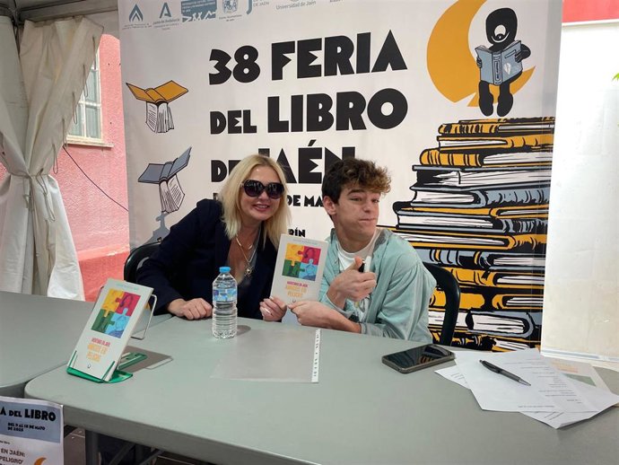 Javier García, joven escritor con parálisis cerebral, presenta su primera novela en la Feria del Libro de Jaén.