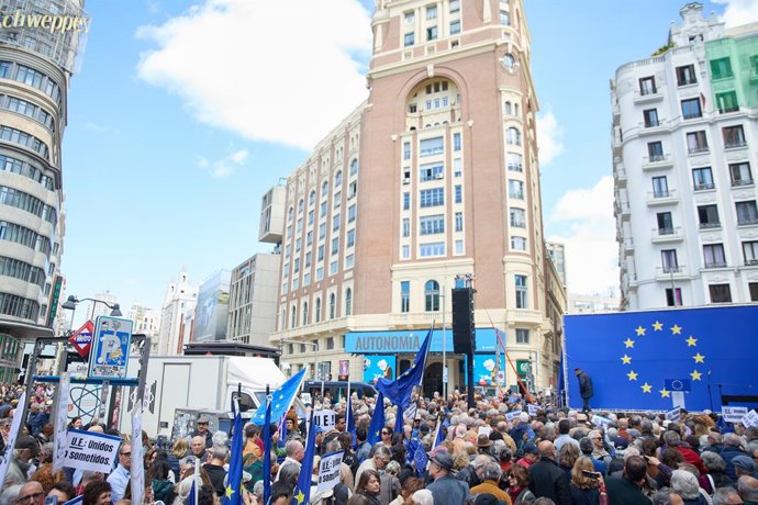 Decenas de personas durante la concentración en defensa de Europa y la democracia, en la Plaza de Callao, a 11 de mayo de 2025, en Madrid (España). Esta protesta está organizada por un numeroso grupo de personas de la cultura, la universidad y la comunica