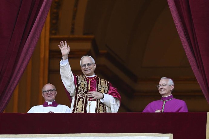 El cardenal Robert Prevost, Papa León XIV, comparece ante sus fieles, en el balcón de la Basílica de San Pedro, a 8 de mayo de 2025.