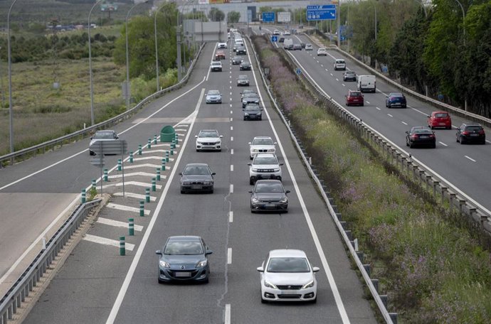 Vehículos circulando por una autovía. 