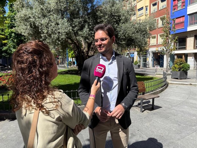 Santiago Serrano en atención a medios en Talavera de la Reina.