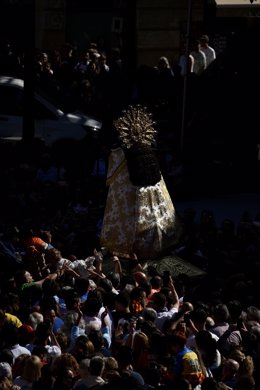 Decenas de personas durante el tradicional traslado de la imagen peregrina de la Virgen de los Desamparados, a 11 de mayo de 2025, en Valencia, Comunidad Valenciana (España). Con motivo de la festividad de la Mare de Déu dels Desamparats, patrona de Valen
