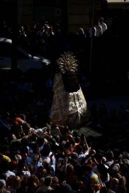 Dezenas de pessoas durante o tradicional traslado da imagem peregrina da Virgen de los Desamparados, em 11 de maio de 2025, em Valência, Comunidade Valenciana (Espanha). Por ocasião da festividade da Mare de Déu dels Desamparats, padroeira de Valência, em