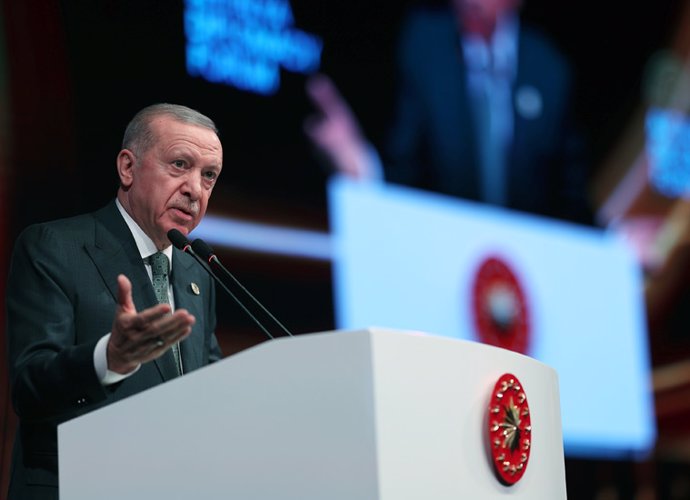 HANDOUT - 11 April 2025, Turkey, Antalya: Turkey's President Recep Tayyip Erdogan speaks during the Antalya Diplomacy Forum. The Forum gathers global leaders, policymakers, academics, business experts and as well as representatives of media and civil soci